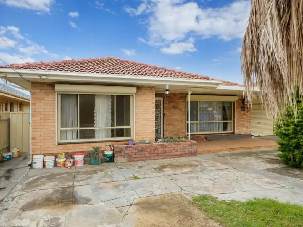 Pet friendly and shared housing: 5-Bed Mid-Century Family Classic
