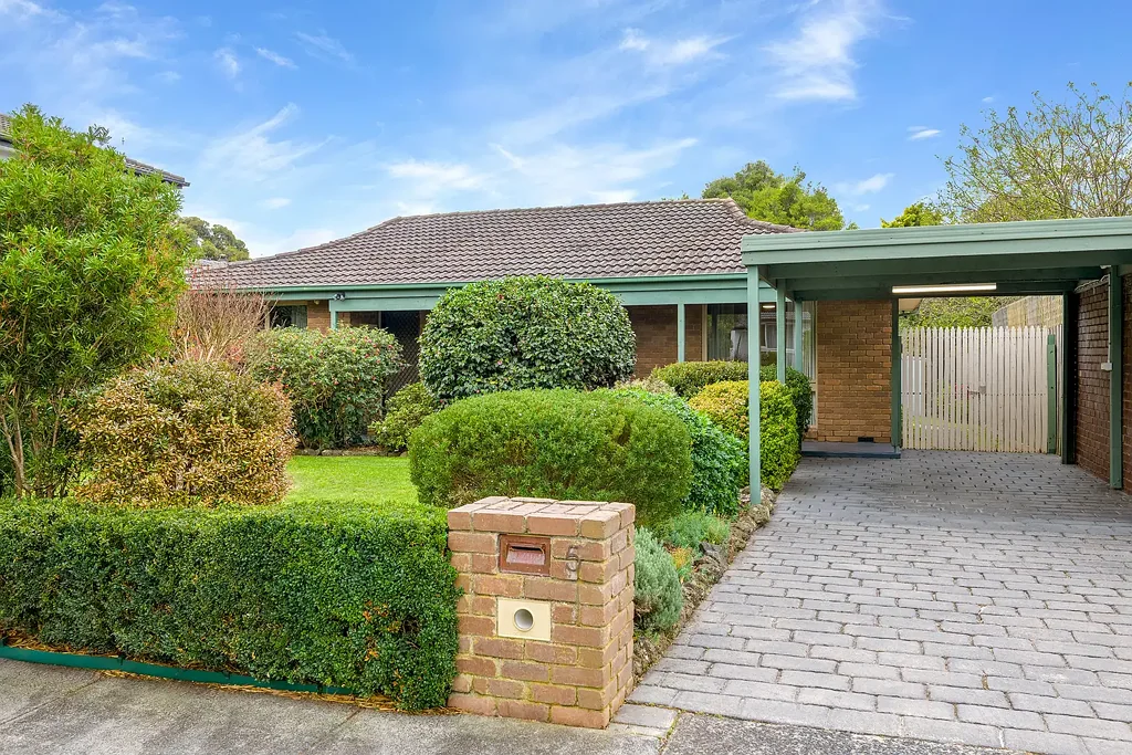Charming Family Living with Alfresco Entertaining
