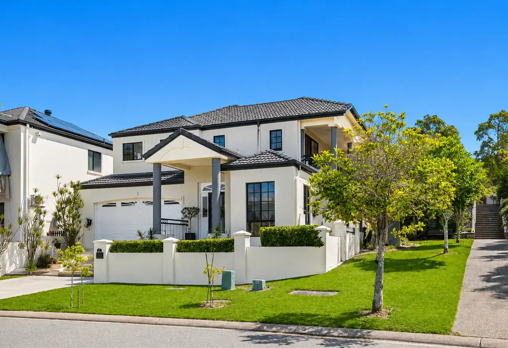 Varsity Lakes 4غرفة نوم Grand Family Entertainer with Elevated Views & North Facing Pool!!