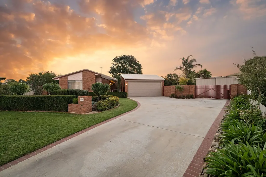 Corowa 4房  Spacious family haven with luxurious pool and prime location
