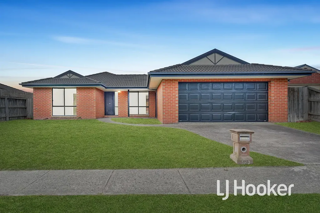 Narre Warren South 4房 Narre Warren South中心地 675m2宽敞地块 新地毯新粉刷 四卧带主卧套房 多功能生活区 管道供暖空调 双车库后入口 户外娱乐空间足 Spacious Family Living in the Heart of Narre Warren South!