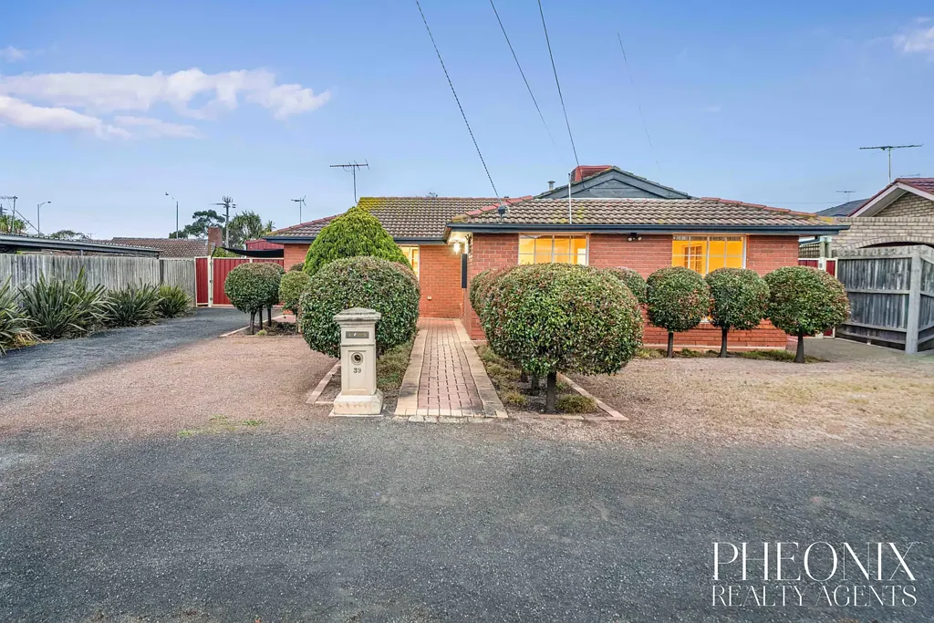 Perfectly Positioned 4 Bedroom Family in the Heart of Hoppers Crossing with Large Man Shed!