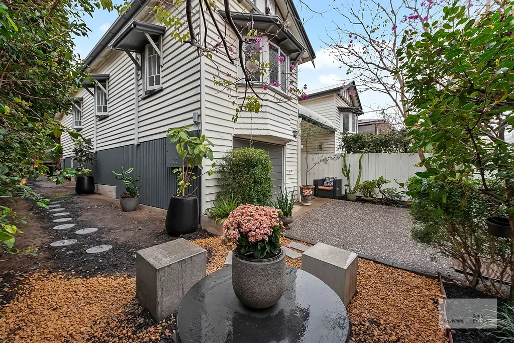West End 6 Slaapkamer Charming character Duplex, live in one rent the other