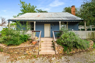 Hill Top 3 Slaapkamer Rare Corner Block Opportunity in Picturesque Hill Top!  Investment, Development or Dream Home - The Choice is Yours!!!