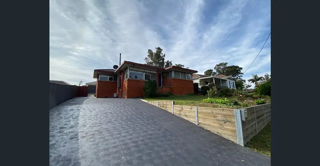 8 mins walk to Kingwood station + Good size Bedrooms + Park view