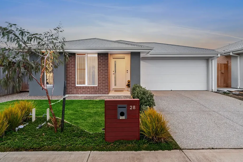 Armstrong Creek 3 Bedroom Beautifully Built, Lovingly Finished