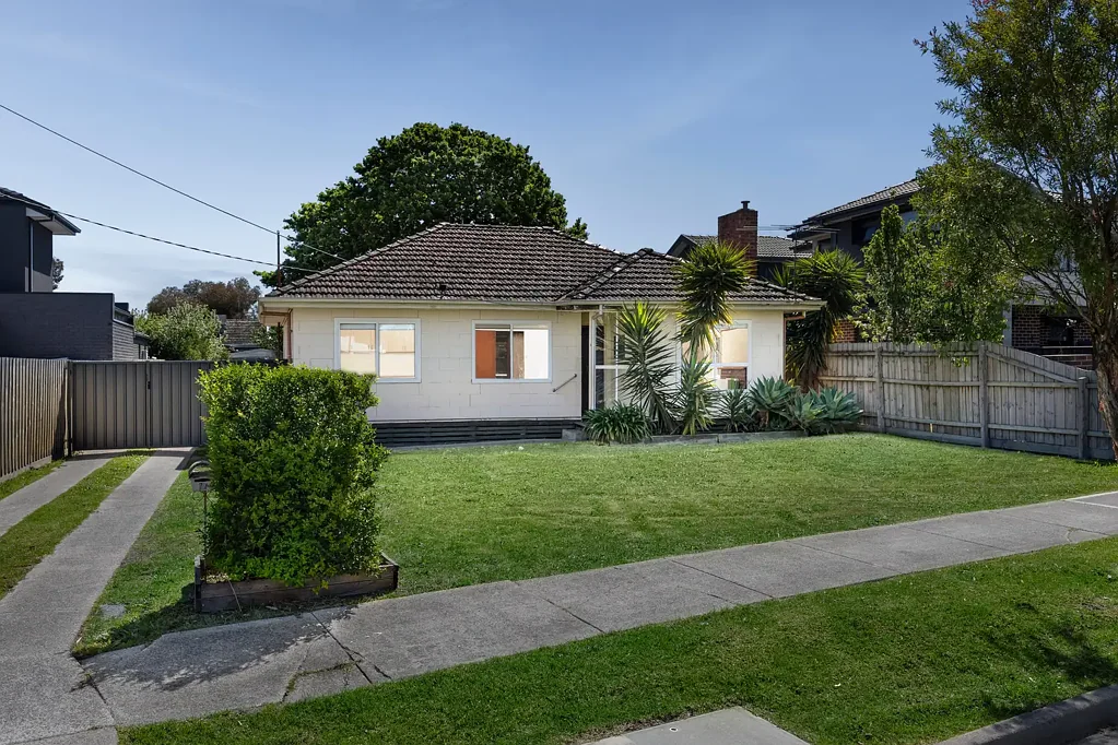 Glenroy 3房 694平米阔地 潜力无限 扩建改造佳选 邻近公园 学区环绕 交通便利 Huge Land - Great Potential