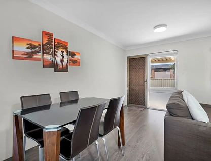 4/34A Saywell Road, Macquarie Fields, NSW 2564, 3部屋, 1バスルーム, Townhouse