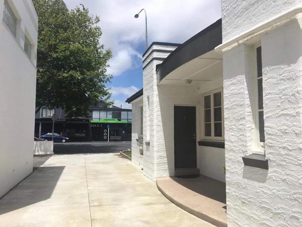 2 bdrms/2 car parks - Great Location!