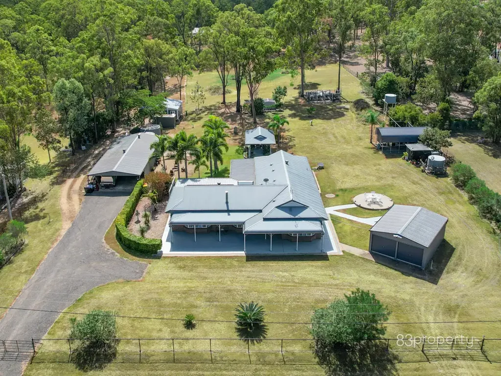 Regency Downs 4chambre Space, Style & So Much More - Acreage Living Done Right!