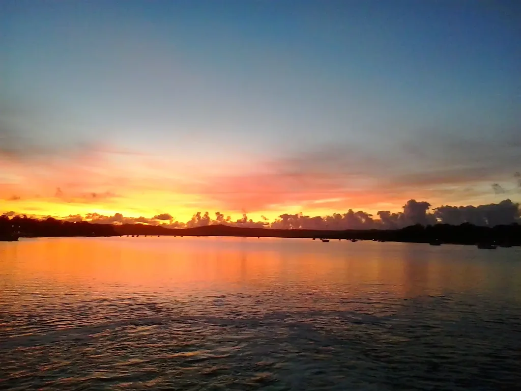 Macleay Island 3房 Macleay岛北端 1050平米全围栏地 6.6kW太阳能 上下双露台 海湾日落景 热带花园 多功能下层空间 North-Facing Island Home With Bay Views & Endless Potential
