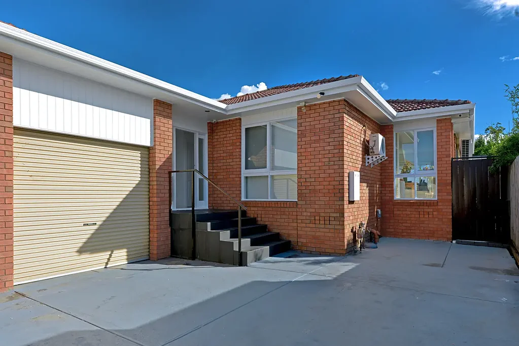 Coburg 3 Bedroom " Great location walk to tram & shops "