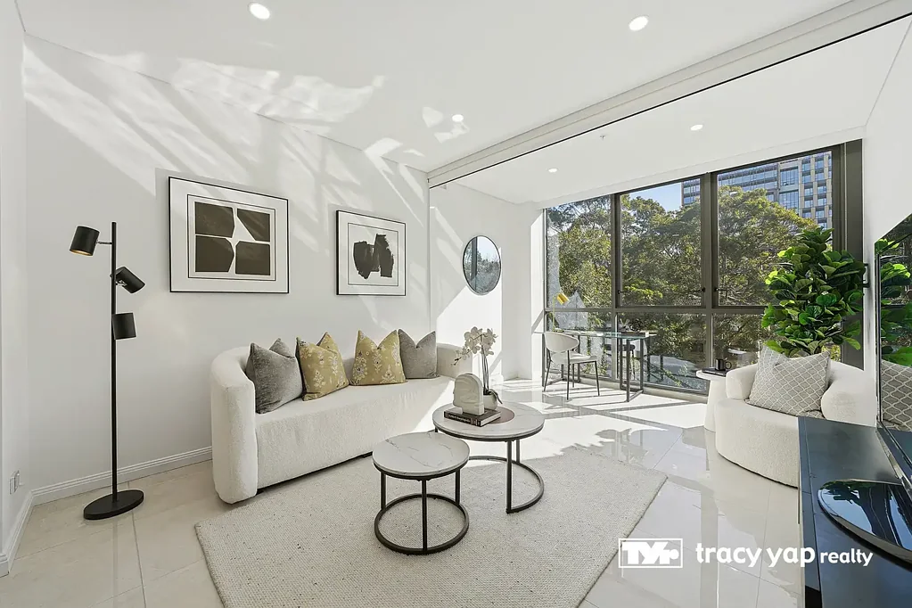 Macquarie Park 1Phòng ngủ 300m to Metro, Sun-Drenched, One Bedroom + Bedroom-Sized Study with window and door