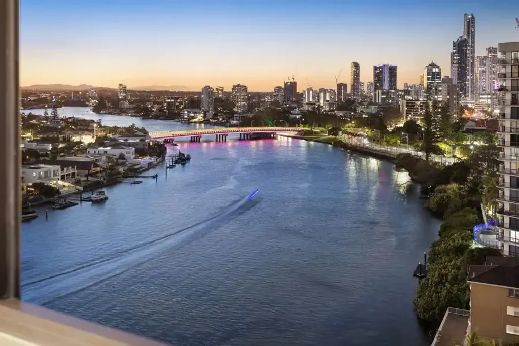 Surfers Paradise 2غرفة نوم ENJOY SUNRISE OVER THE OCEAN & SUNSET OVER THE RIVER. PANORAMIC VIEWS THAT WILL TAKE YOUR BREATH AWAY