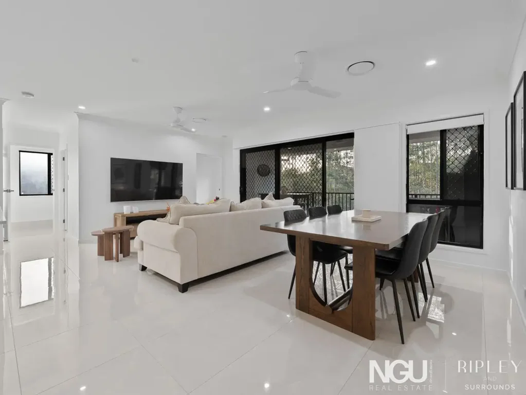 Deebing Heights 4कमरा Beautifully Designed. Brilliantly Located. Breathtaking Outlook.