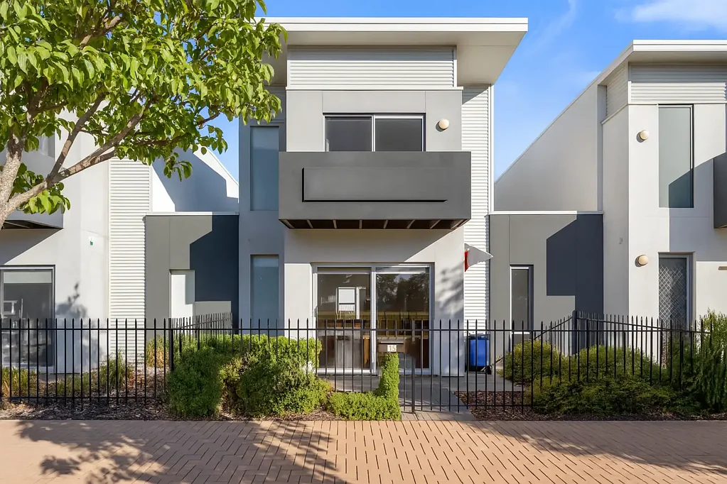 Seaford Meadows 4 Bedroom Stylish Living over looking Reserve - Ideal for Home Buyers or Savvy Investors!