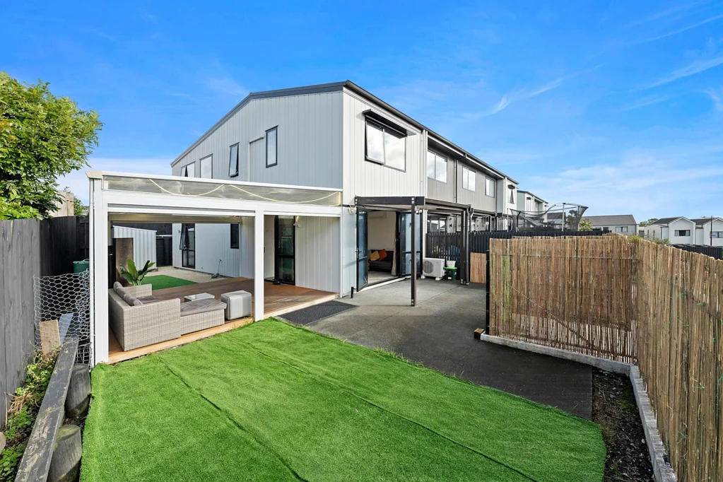 Mount Roskill 3部屋 Nearly New Corner Beauty in Mt Roskill – Must Sell