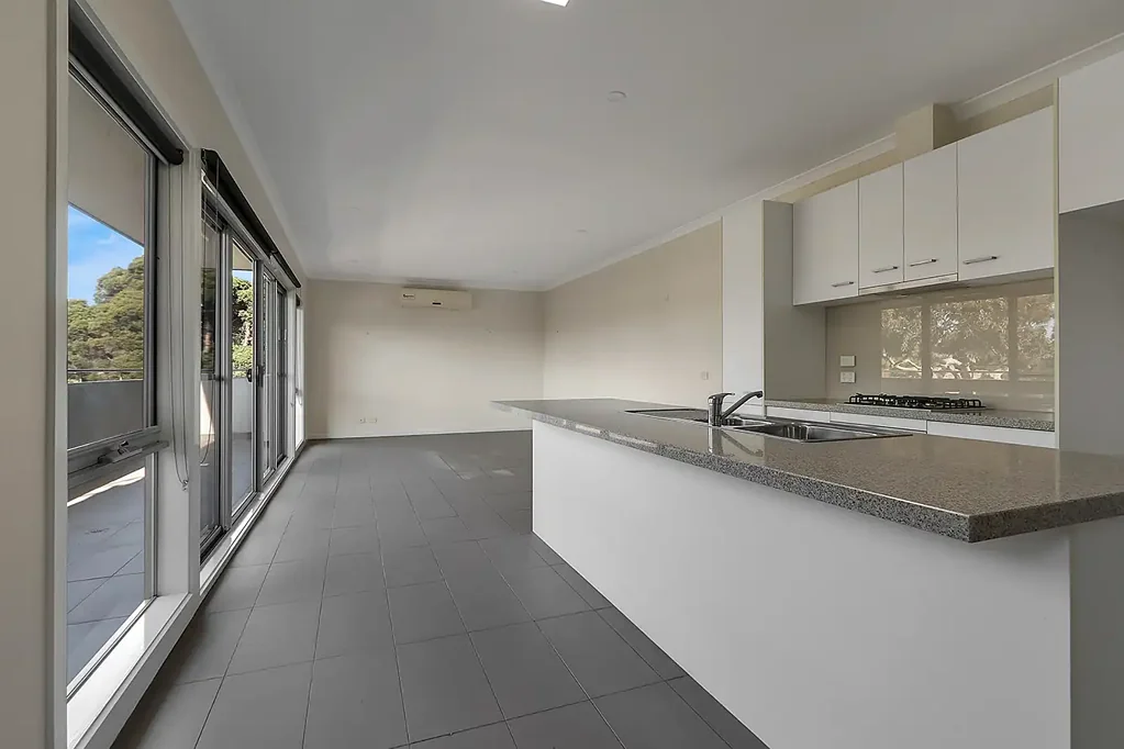 CHARMING ONE BEDROOM APARTMENT IN THE HEART OF SEAFORD!