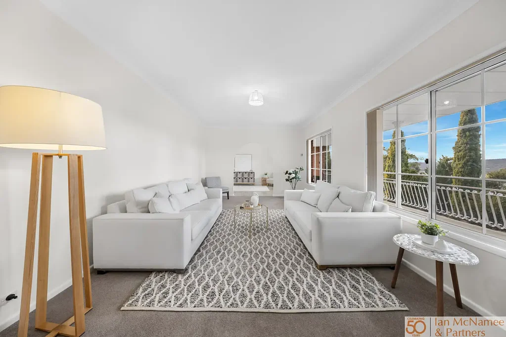 Queanbeyan 4房  Spacious Family Home Backing Reserve