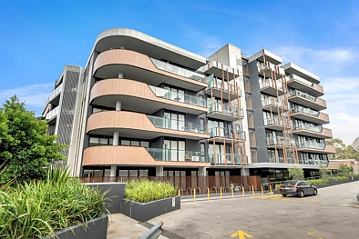 Bundoora 2房 北向采光充足 现代厨房电器 宽敞卧室带柜 私人阳台休闲 专用停车位 安全楼宇入口 Modern North-Facing Living in the Heart of Bundoora