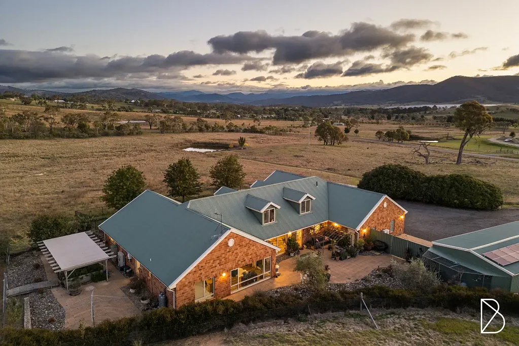 Royalla 6房  Grand family residence, showcasing beautiful outlooks and nestled within sprawling acreage.