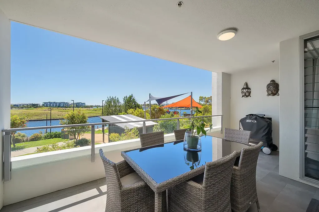 Birtinya 2Kwarto North-Facing Lakeside Luxury