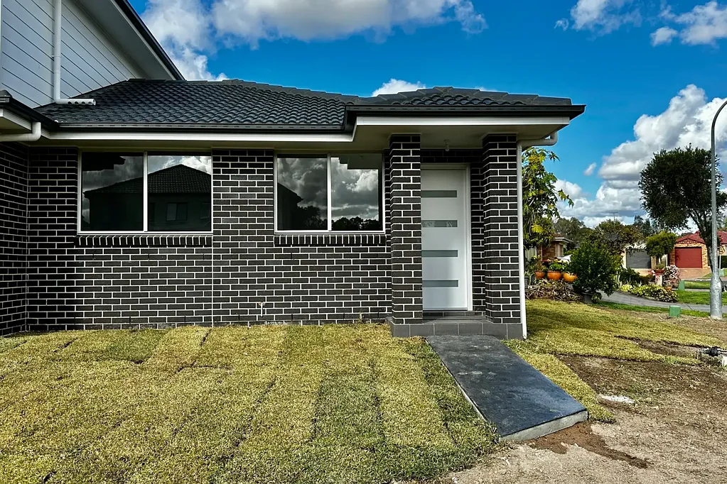 New New 2 bedroom granny flat opposite the park