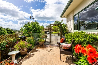 16 Sherwood Grove, Northcross, North Shore City