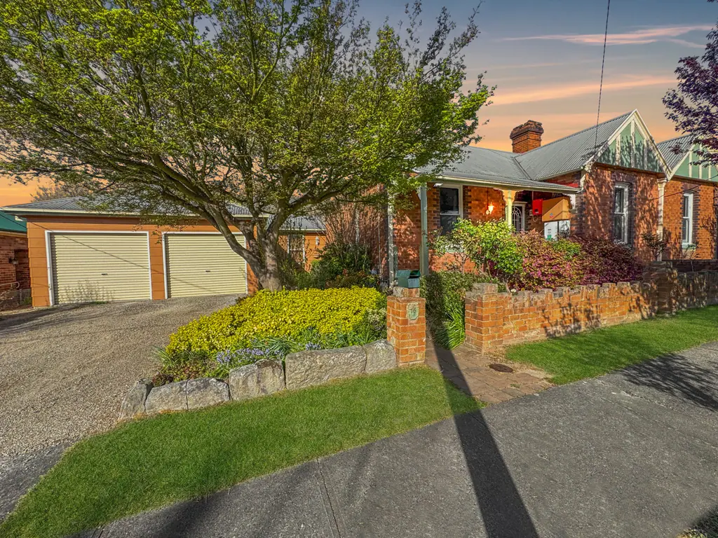 Lithgow 4Zimmer More Than a Home… It’s a Garden Sanctuary with Space for the Whole Family.