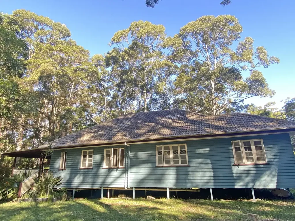 LARGE HOME IN BUSH SETTING