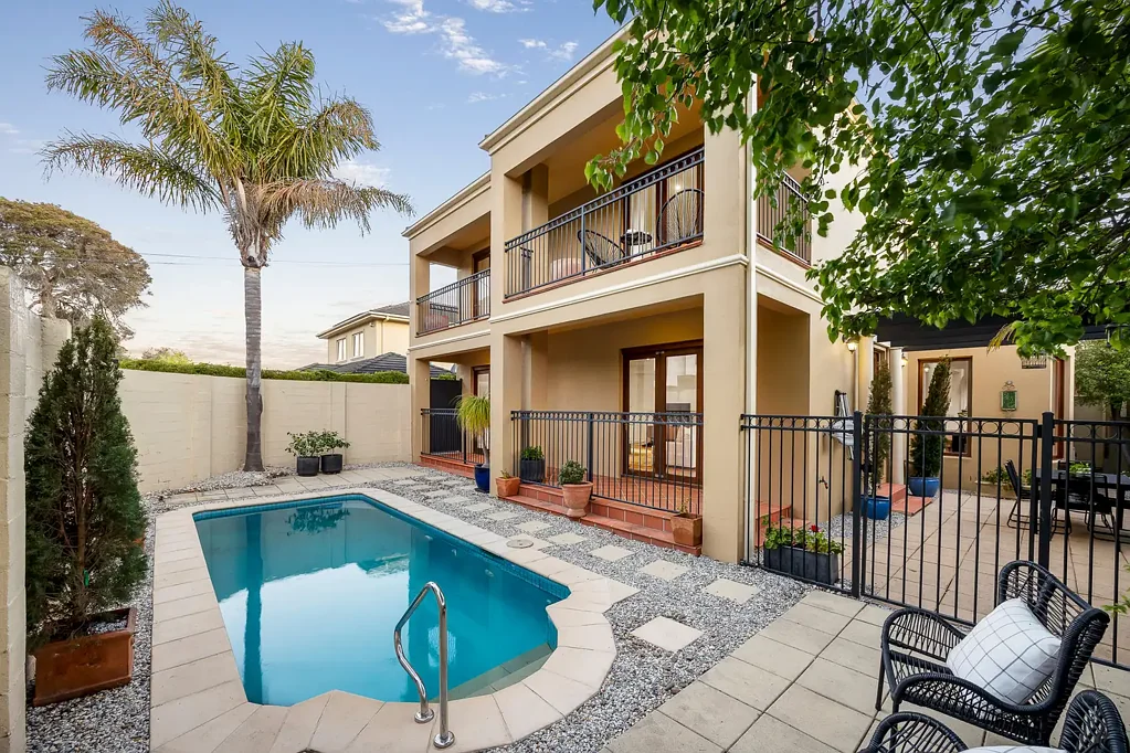 Beaumaris 4房 宽敞30sqm空间 绿意Beaumaris区 游泳池近公园 4卧2.5卫联排 朝北朝向 现代厨房 燃气供暖 Tuscan Style with Space in best kept pocket