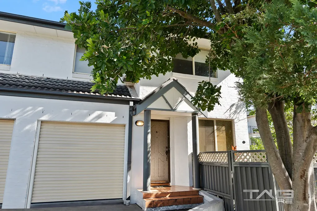DUPLEX IN PRIME LOCATION!!!