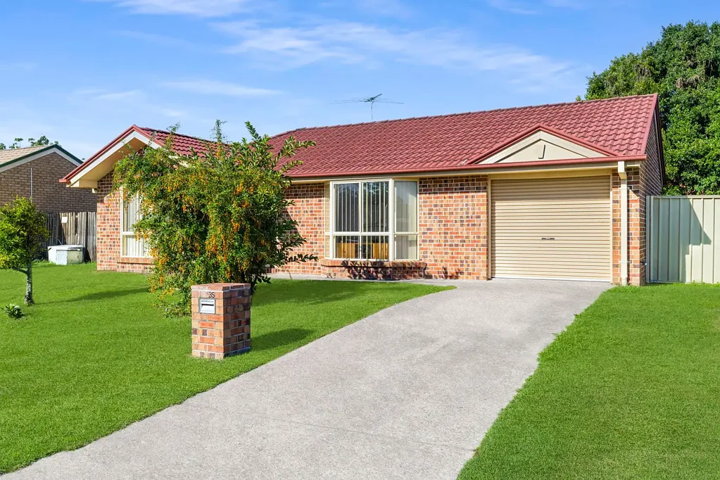 Crestmead 4房 Crestmead便利地段 634m²平坦地块 四卧双向浴室 长期租户高回报 步行可达生活配套 Investment Opportunity with Long-Term Tenant on a Flat 634m² Block
