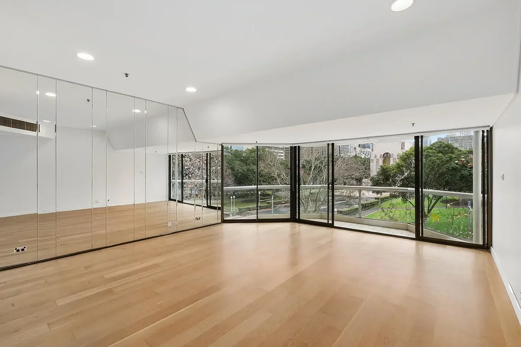 Light Filled Residence in the 'Connaught' Hyde Park  |  Unfurnished