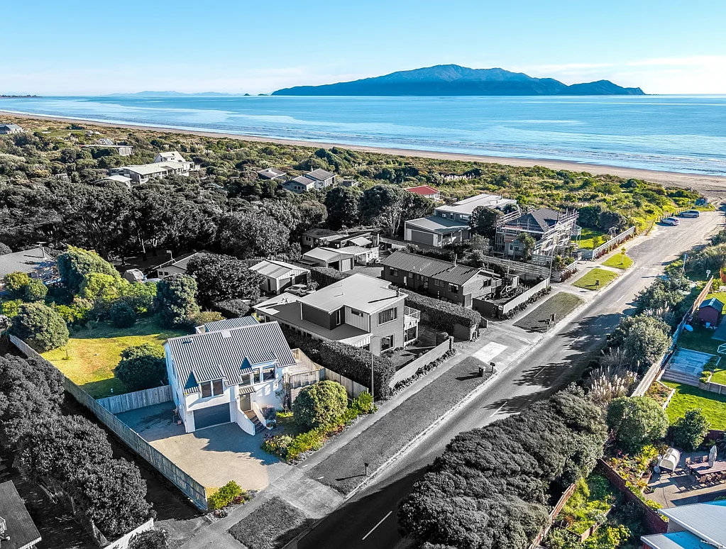 Peka Peka 3 Bedroom Coastal Retreat | Income Potential