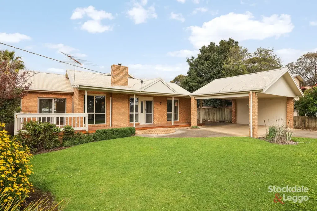 Cowes 4房  Expansive Family Living Just Metres from the Beach
