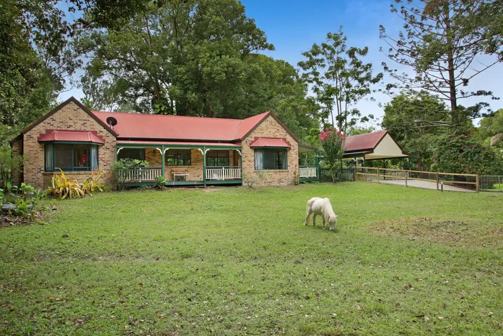 Tallebudgera 4غرفة نوم “Pine Lodge”: Creekfront Acreage Rich with Classic Charm