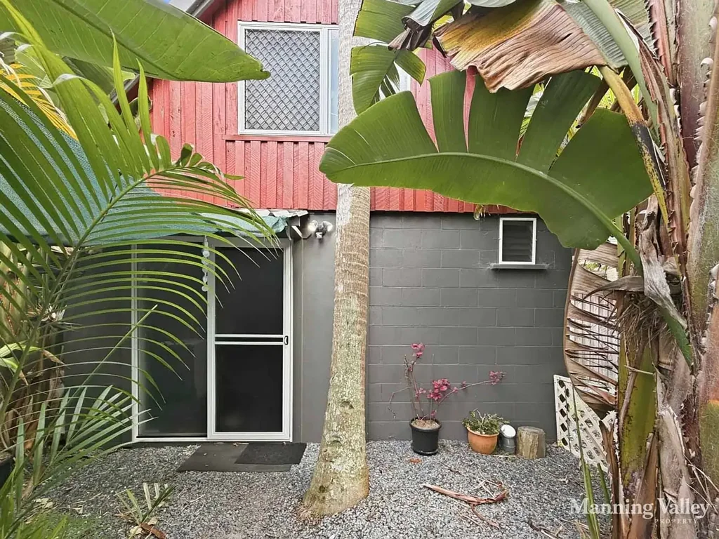 Partly furnished studio in a fantastic Tuncurry location, just a short walk from the water