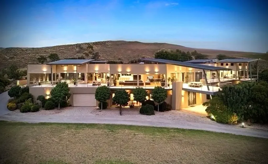 Sunbury 8Zimmer A Grand Statement of Elegance in Sunbury's Most Exclusive Enclave