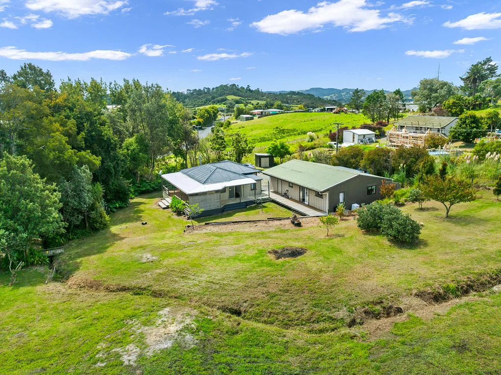 Otaika 4房  2 Bedroom Home on 5000sqm section minutes to town