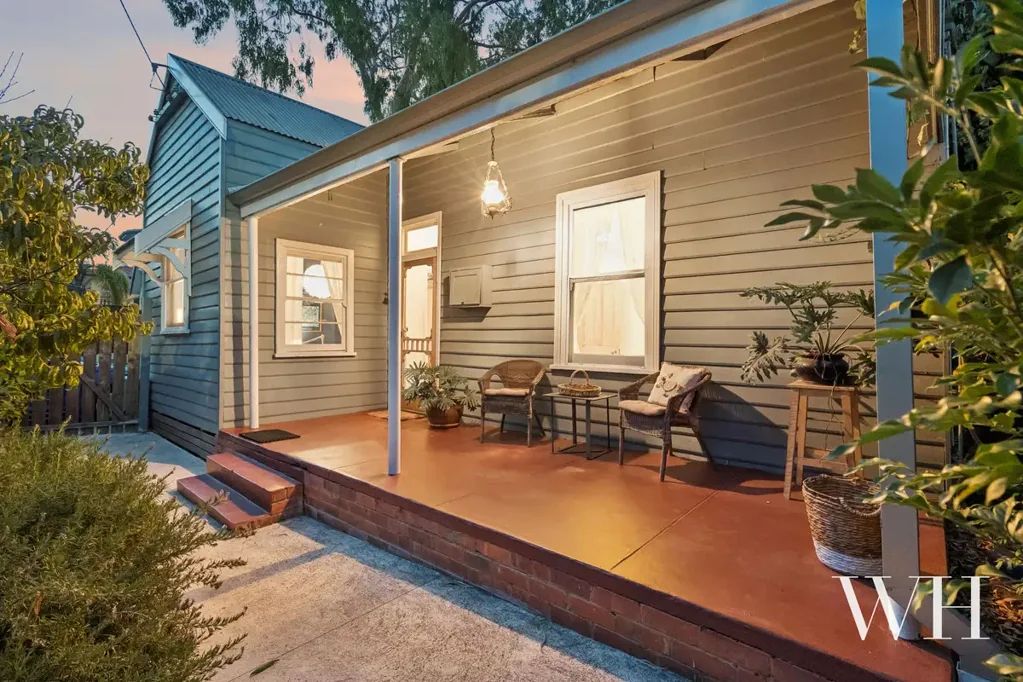 Charming Heritage Cottage with Enchanting Gardens