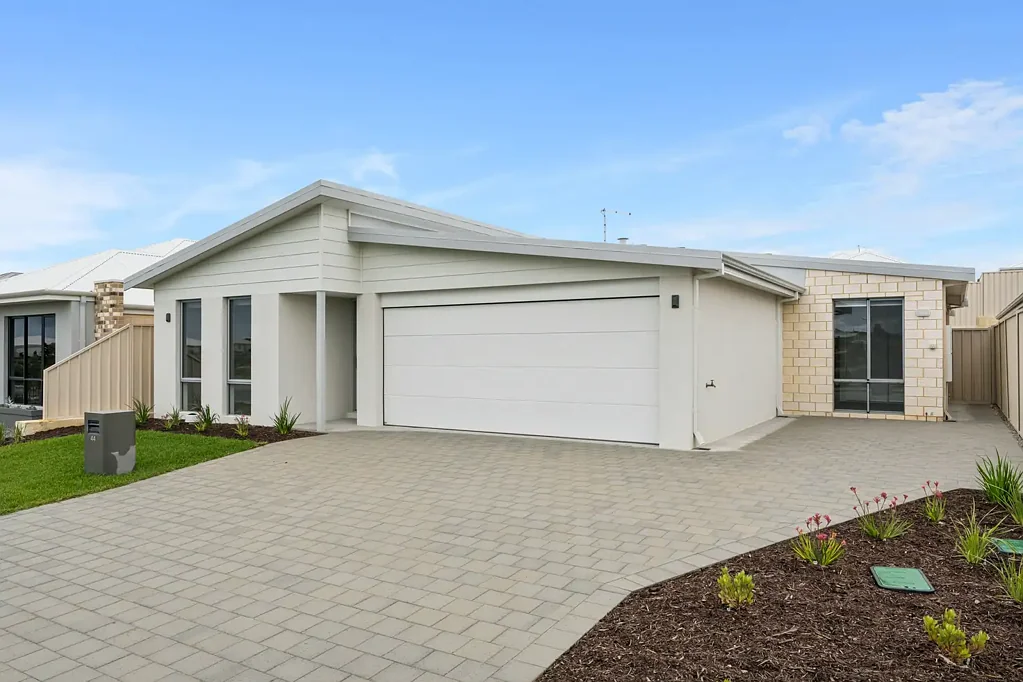 (UNDER APPLICATION) Brand New Private 2x1 in Leafy Location