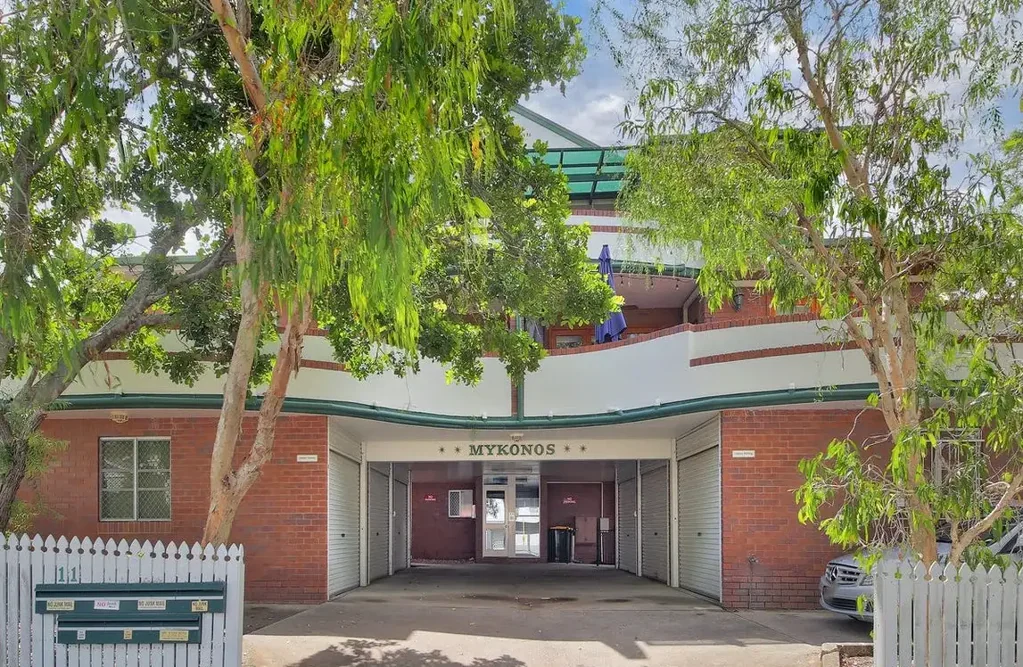 Greenslopes 2Zimmer Top-Floor Tranquillity with Dedicated Study and Expansive Dual Balconies