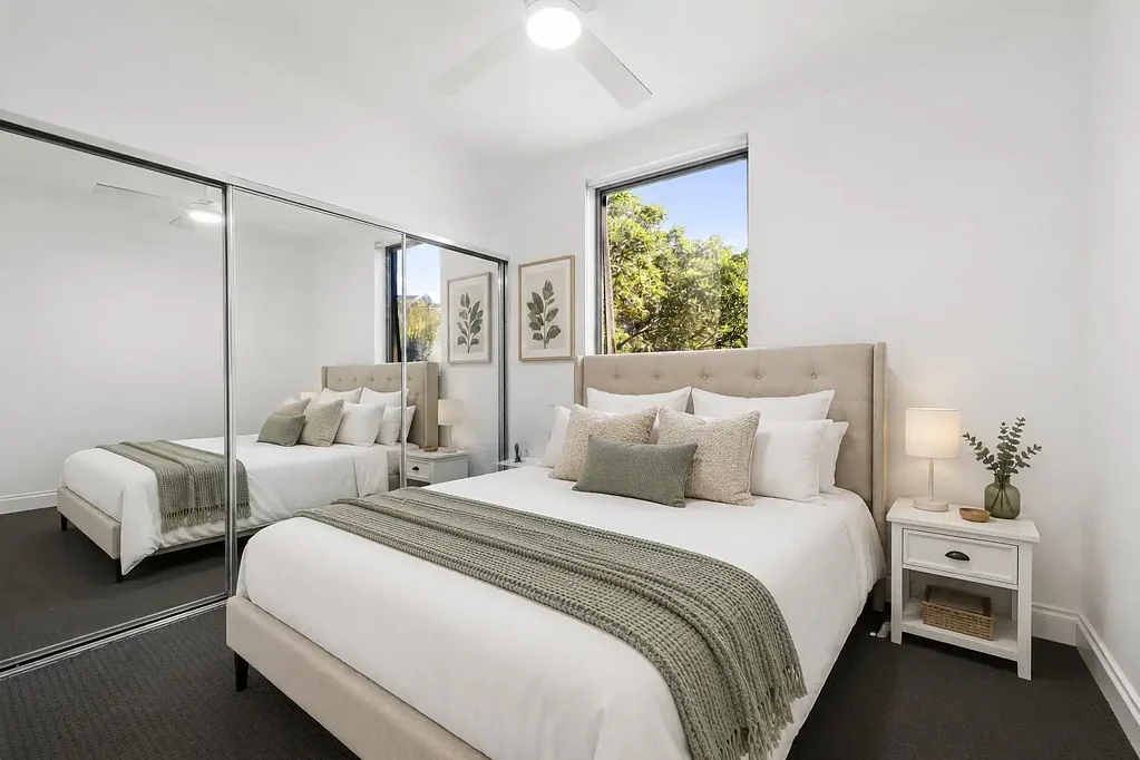 SPACIOUS TOP-FLOOR 3-BEDROOM APARTMENT WITH DOUBLE GARAGE IN PRESTIGIOUS KINGS BAY ESTATE! - AVAILABLE NOW!