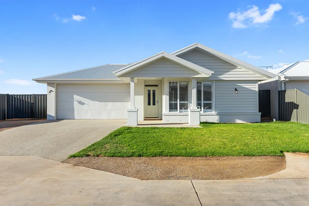 Yarrawonga 4 Bedroom Exclusive Hamptons-Inspired Luxury in Yarrawonga
