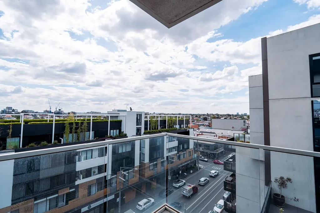 Brunswick East 2房 高档安全公寓 安全入口 地下停车场 现代厨房 宽敞转角阳台 美丽木地板 高天花板 步行至商店咖啡馆 AS NEW, CORNER LAYOUT, GREAT LOCATION