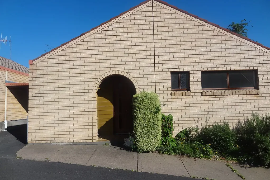 SUPERB 2 BED UNIT, GREAT LOCATION