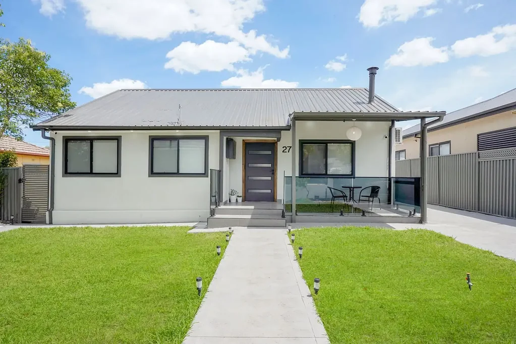 Unique Dual Living Space for Two Families! (HOUSE + STUDIO)