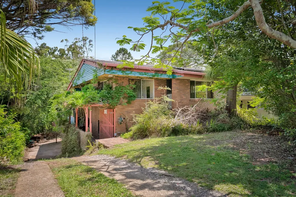 Ferny Hills 3房 《一座亟待翻新的建筑杰作》 Architectural Masterpiece That’s Ripe For A Renovation