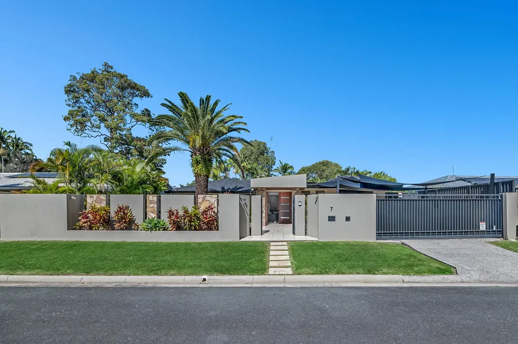 Ashmore 4침실 PRIVATE & TRANQIL OASIS WITH EASY ONE-LEVEL LIVING ... PRIME RE-DEVELOPMENT OPPORTUNITY !!!